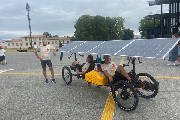 Le tandem solaire d'Edgar et Bernard va parcourir 14000 kilomètres pour rallier Dakar et revenir à Toulouse.