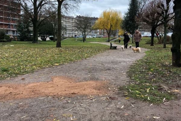 Emplacement où la victime a été retrouvée. L'homme a été projeté sur plusieurs mètres, rue de Rotterdam.