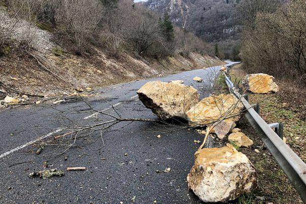 Dans le Bugey, la route départementale 1504 fermée après un éboulement survenu le 19 janvier 2024