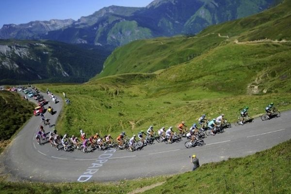 Le peloton du Tour de France 2012 dans la montée vers Bagnères-de-Luchon (archives)