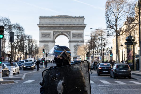 Des tensions sont survenues samedi entre les opposants au pass vaccinal des "convois de la liberté" et la police, qui a fait usage de grenades lacrymogènes sur l'avenue des Champs-Elysées.