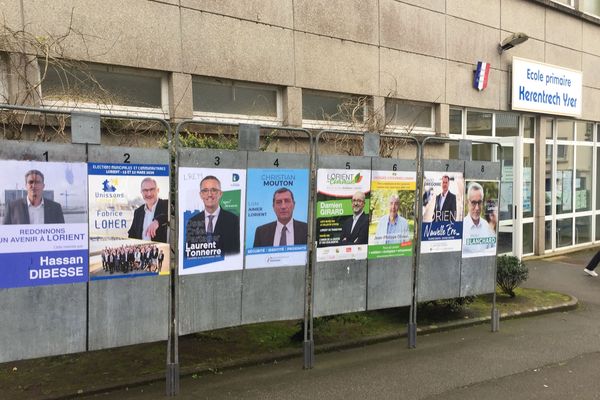 Les panneaux électoraux à Lorient le soir du 1er tour des municipales 2020