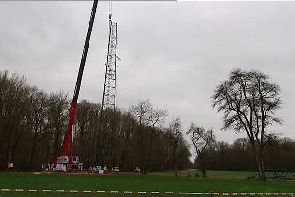 Le premier d’une série de pylônes de téléphonie mobile destinés à résorber les zones blanches de l’Yonne a été posé à Champcevrais mercredi 22 février 2017