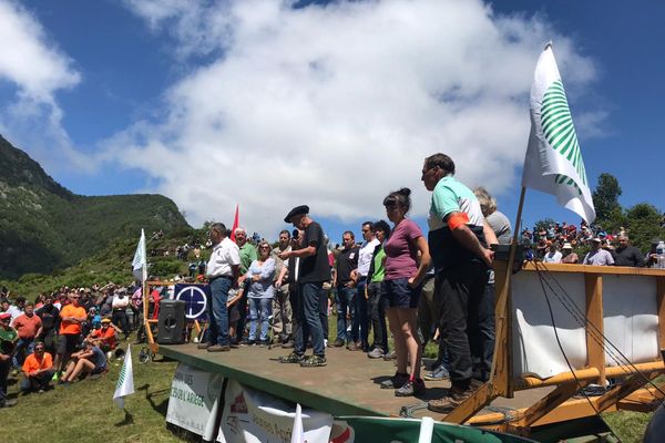 2.000 manifestants se sont rassemblés autour de l'Etang de Lers en Ariège contre l'ours et le loup