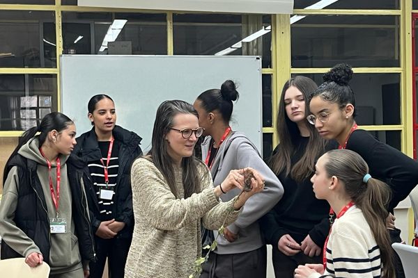 Clémence Bonnot, chercheuse en biologie à l'INRAE, présente ses travaux de recherche aux collégiennes du Grand-Nancy.