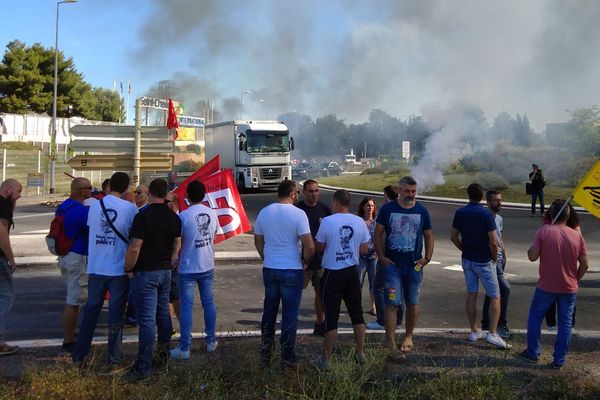 Les cheminots de l'Hérault, de l'Aude et des Pyrénées-Orientales bloquent le marché St Charles à Perpignan.