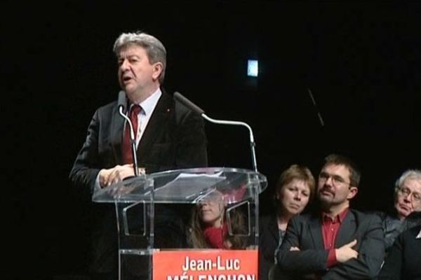 A la tribune, Jean-Luc Mélenchon. Assis à ses côtés, David Gipoulou, tête de liste de "Guéret, terre de gauche"