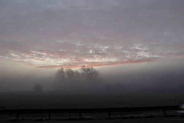 Ce jeudi 14 novembre, les éclaircies du Sud se rebouchent au fil des heures, à mesure que les nuages plus épais descendent.