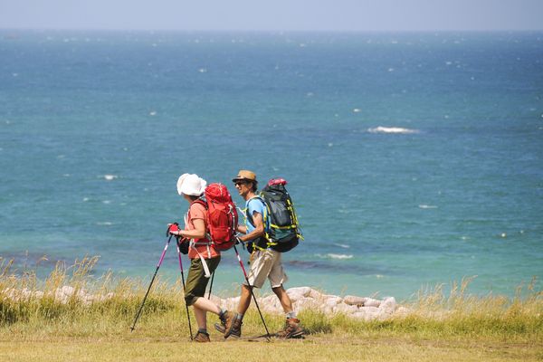 Des randonneurs sur le GR34, le sentier préféré des Français