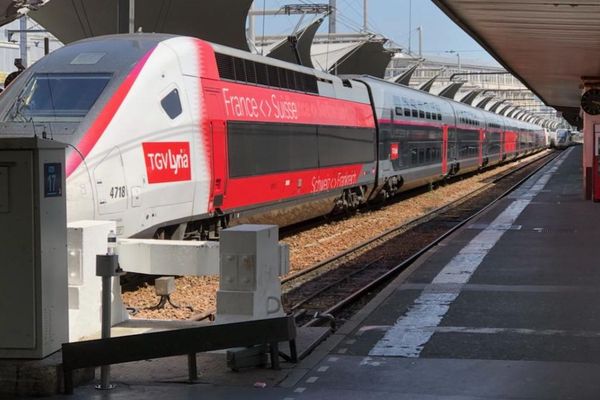 Les passagers de ce TGV ont attendu près de 3 heures avant d'être évacués.