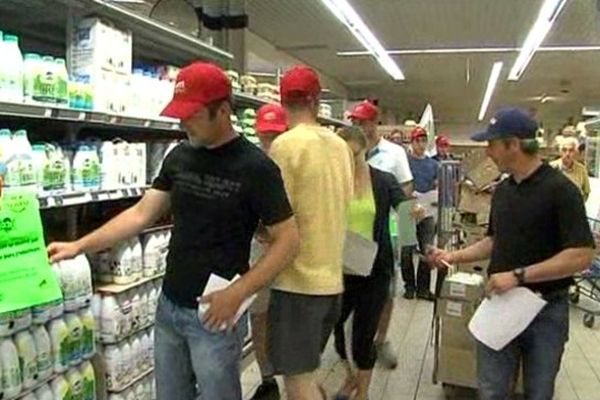 Opération étiquetage pour ces producteurs laitiers ce vendredi matin dans une grande surface à Flers