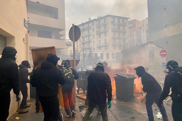 Des manifestants lors d'un affrontement avec les forces de l'ordre, le 13 mars, à Bastia.