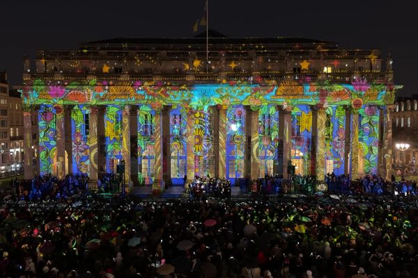 Mise en lumière artistique de la façade du Grand Théâtre de Bordeaux pour ce Noël 2024.