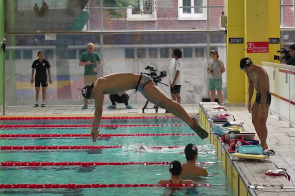 Les 27 nageurs japonais sélectionnés aux JO de Paris s'entraînent au Coliseum d'Amiens.