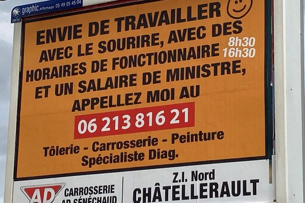 L'annonce de recrutement de Frédéric Beillouin s'affiche sur treize panneaux publicitaires à Châtellerault (Vienne).