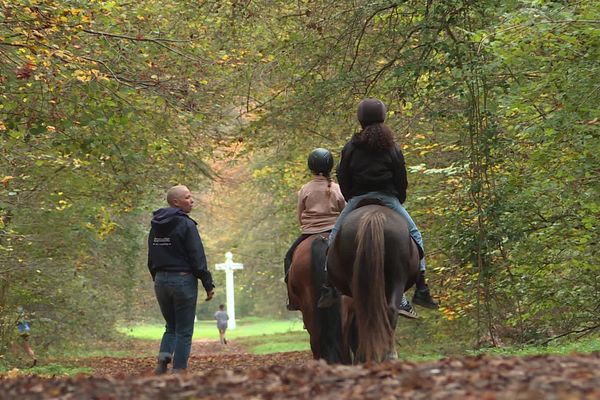 Avec les chevaux, les enfants oublient un temps les difficultés de leur quotidien.