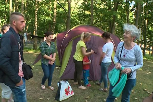 Des bénévoles en soutien à ces migrants installés précairement, sous des tentes, à Reims