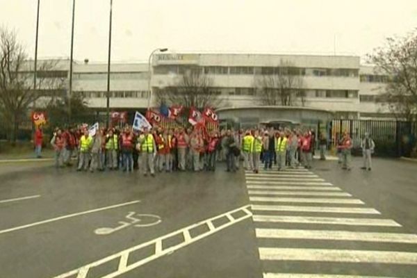 Un tiers des salariés ont débrayé et manifesté devant l'usine de Douai ce matin