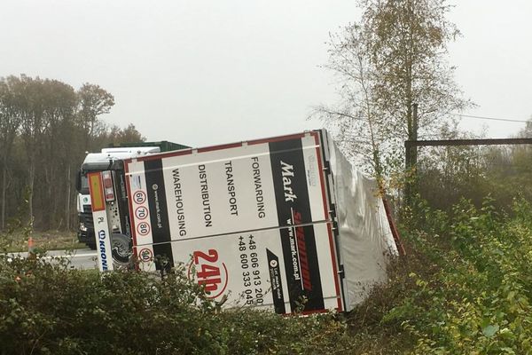 Un poids lourd a fini sa course dans le fossé sur la RCEA 