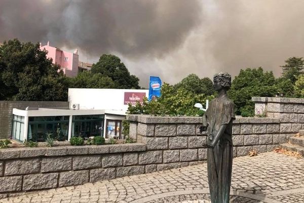 L'incendie menace la ville de Monchique, au sud du Portugal, le 5 août 2018.