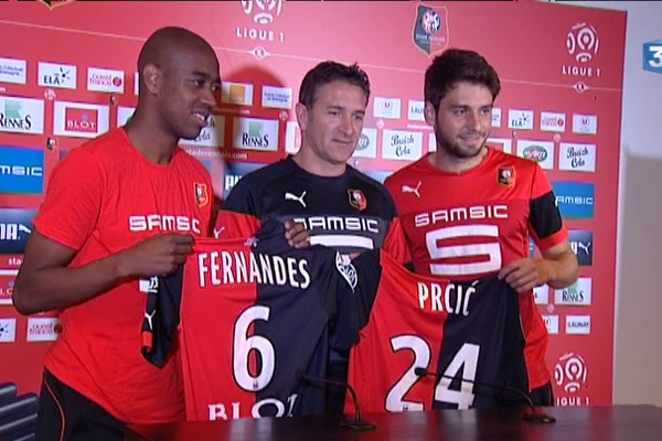 Gelson Fernandes et Sanjin Prcic, deux recrues du Stade Rennais, en compagnie de Philippe Montanier, l'entraîneur du club breton.