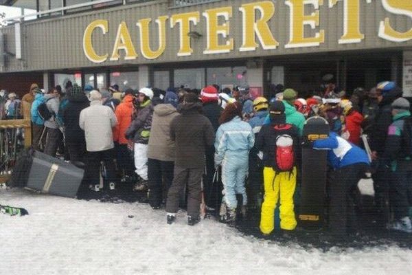 Les skieurs sont regroupés pour l'évacuation