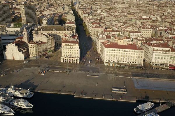 Coronavirus Covid19. Marseille confinée dimanche 5 avril 2020, vue aérienne du Vieux-Port.