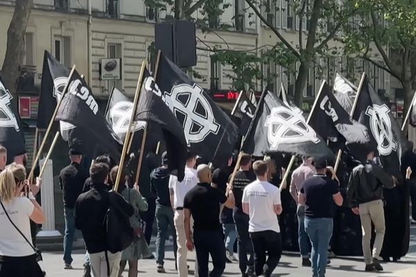 Le 11 mai 2024, des centaines de militants d'extrême droite défilent dans les rues de Paris en arborant des croix celtiques