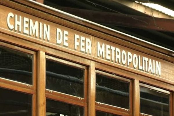 Année 1900, la voiture du métropolitain est en bois