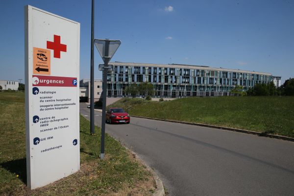 Deux secouristes de la protection civile épaulent les urgences du Centre hospitalier de Saint-Nazaire depuis le 28 décembre 2022.