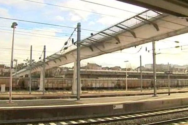 Le jeune homme de 25 ans serait descendu de cette passerelle derrière la gare SNCF de Vichy. Il voulait récupérer la casquette de son oncle emportée par le vent. Il serait ensuite monté sur un wagon pour rejoindre la passerelle. Provoquant un arc électrique.