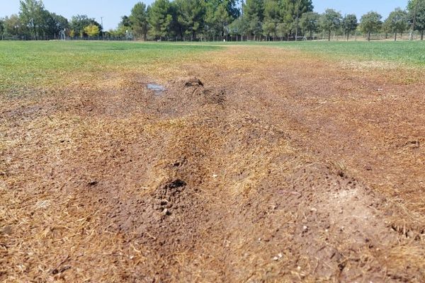 Cazouls-lès-Béziers (Hérault) - l'état du stade de rugby après le passage des gens du voyage - 31 juillet 2023.