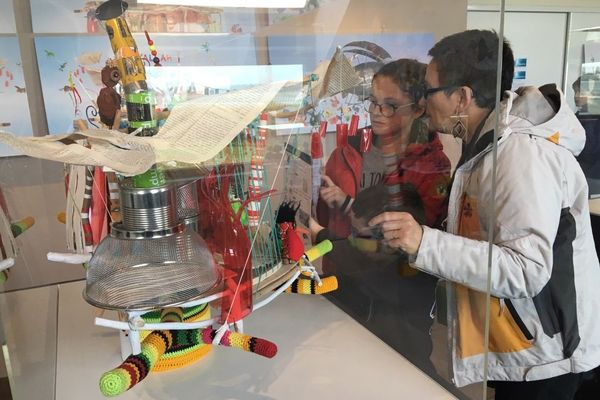 Installés à la Maison de la Baie, les créations des Ateliers art terre intriguent et poussent à la réflexion.