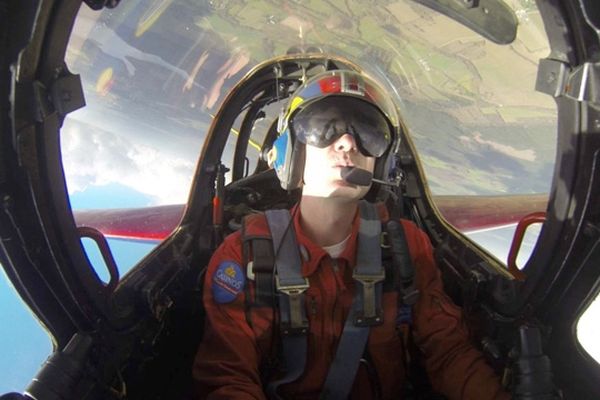 Hugues Duval a bord d'un avion de chasse Fouga Magister