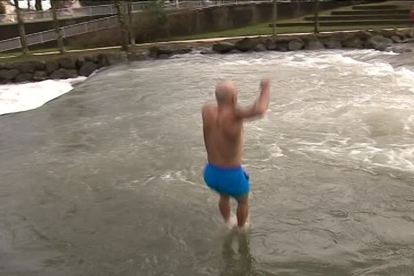 Hysen Hosha plonge chaque jour dans l'Adour quelque soit la température de l'eau.