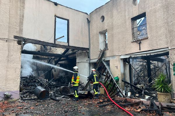 Les pompiers à l'intérieur de la maison de champagne Roger Pol, partie en fumée à Aÿ dans la Marne. 