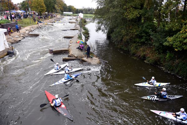 Placé sous contrôle judiciaire, il lui est interdit d'entrer en relation avec les victimes mais aussi de "paraître au Kayak club de Rennes et au Pôle France Kayak de Cesson-Sévigné", proche de la capitale bretonne.