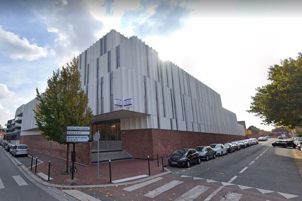 L'homme, âgé de 32 ans, qui avait pris la fuite après l'agression commise dans la nuit de mercredi à jeudi au domicile de ses parents, s'est présenté dans la matinée au commissariat de Tourcoing.