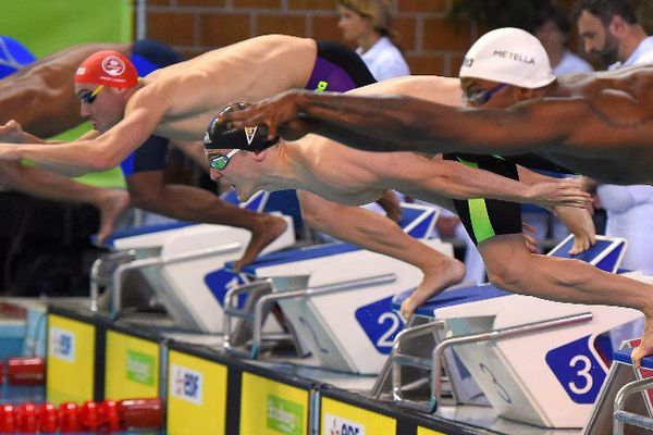 Jérémy Stravius, Clément Mignon et Mehdy Metella au départ du 100m nage libre, le 26 mai à Schiltigheim