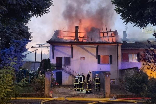 A l'arrivée des pompiers, la maison était entièrement embrasée