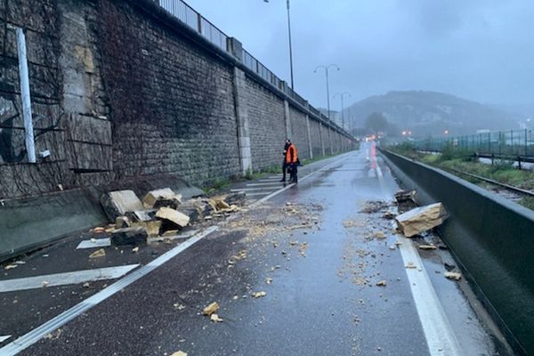 Les quais bas rive droite de Rouen fermés à la circulation jeudi 28 janvier à cause d'une suspicion d'affaissement au niveau du pont Corneille.