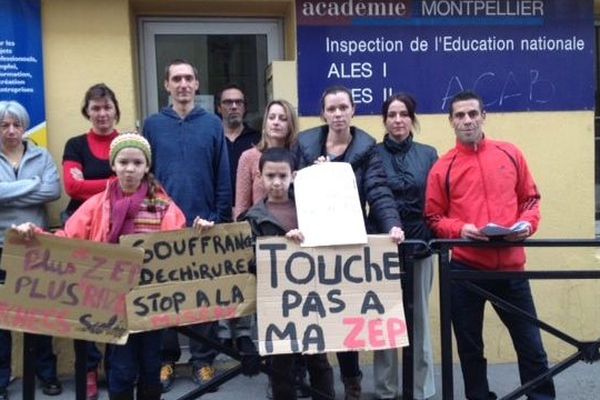 Les parents d'élèves devant l'antenne de l'inspection d' Académie à Alès