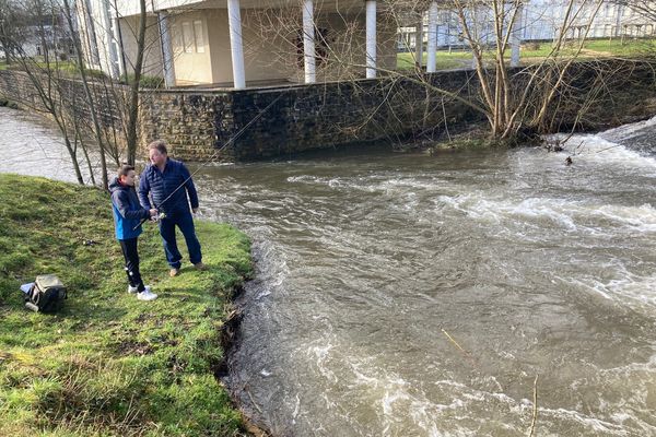 Victor en compagnie de Michel Adam, président de la fédération départementale des Ardennes pour la pêche et la protection du milieu aquatique.