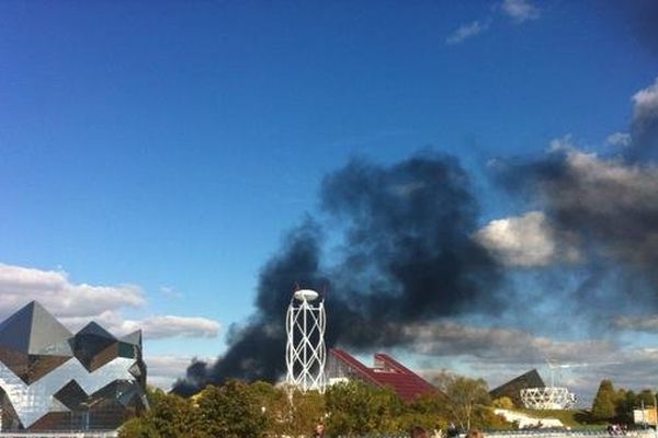 Le feu de pneu vu du Futuroscope.