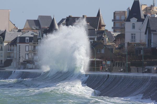 Grande marée : Oh la belle vague ! -  Saint-Malo (Ille-et-Vilaine)