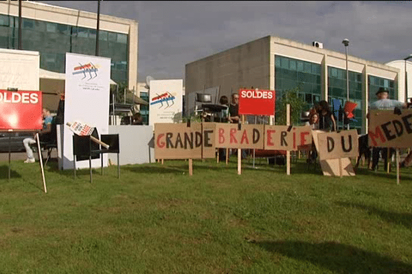 Les intermittents ont organisé ce mercredi une "grande braderie" devant les locaux du Medef