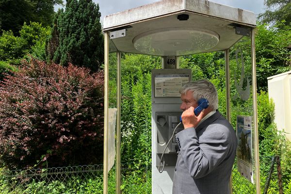 La dernière cabine téléphonique encore en fonctionnement est située à Murbach en Alsace.