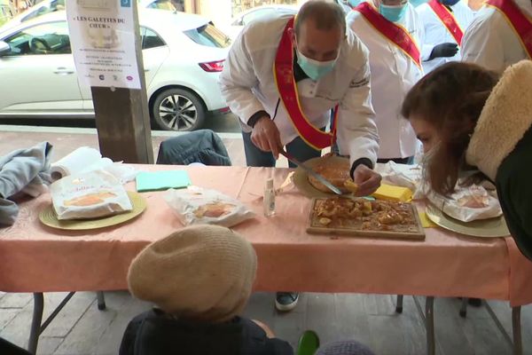 200 galettes vendues à Deauville ou Pont-l'évêque, ce week-end. Opération les "Galettes ont du coeur."