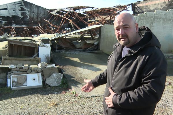 Neuf mois après l'incendie de l'entrepôt de stockage à Hagetmau dans les Landes, rien n'a bougé au grand désespoir de Gaël Thépault, le président de Meubles Imag.