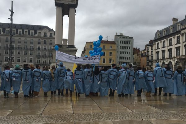 Rassemblés place de jaude samedi après-midi, les infirmiers anesthésistes demandent une revalorisation de leur statut